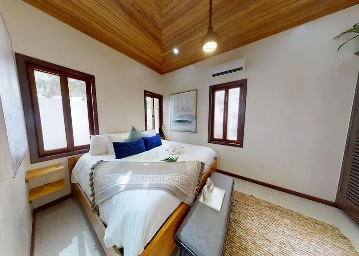 Hotel Millionaire's Row Beachfront Luxury Retreat *