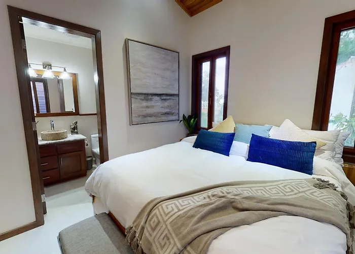 Hotel Millionaire's Row Beachfront Luxury Retreat *