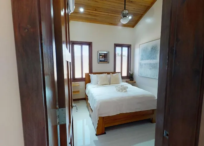Hotel Millionaire's Row Beachfront Luxury Retreat *